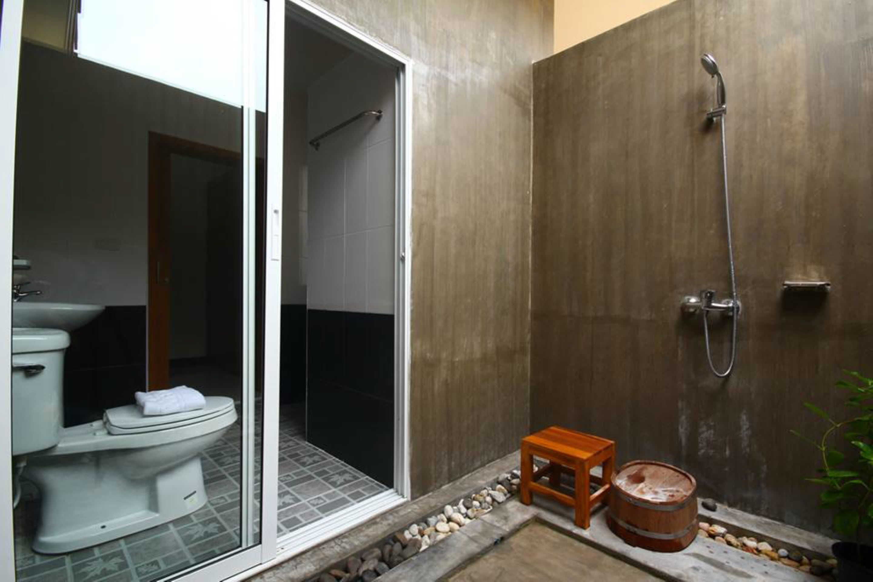villa | bathroom | shower, free toiletries, towels