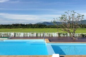 Outdoor pool, pool umbrellas, pool loungers - Juntima Boutique Hotel (Cha-am)