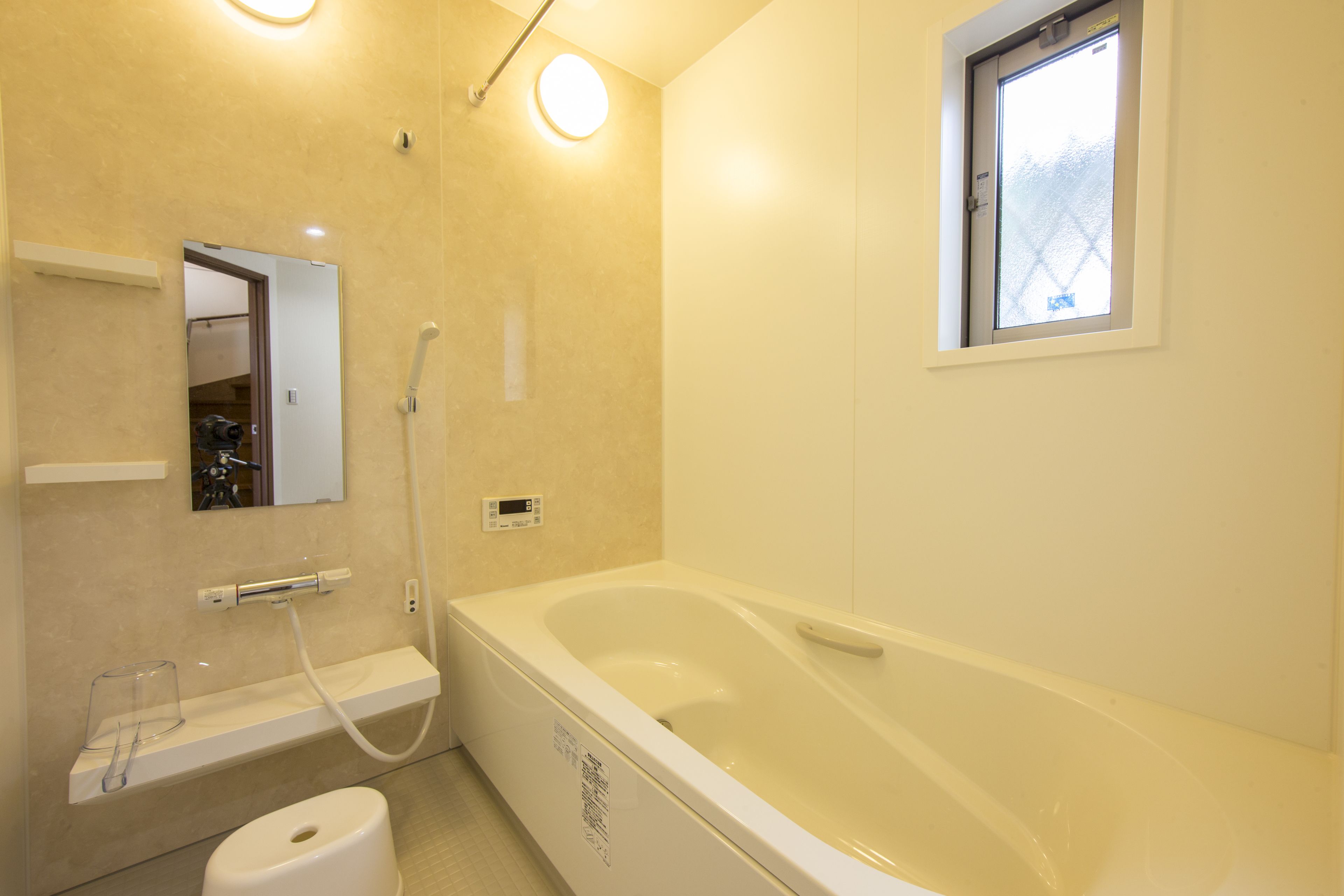 Une salle de bain moderne équipée d’une baignoire, de toilettes et d’une douche.