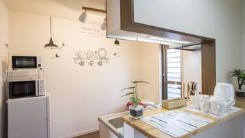 Comfort Townhome, Non Smoking | Private kitchen | Fridge, microwave, oven, stovetop