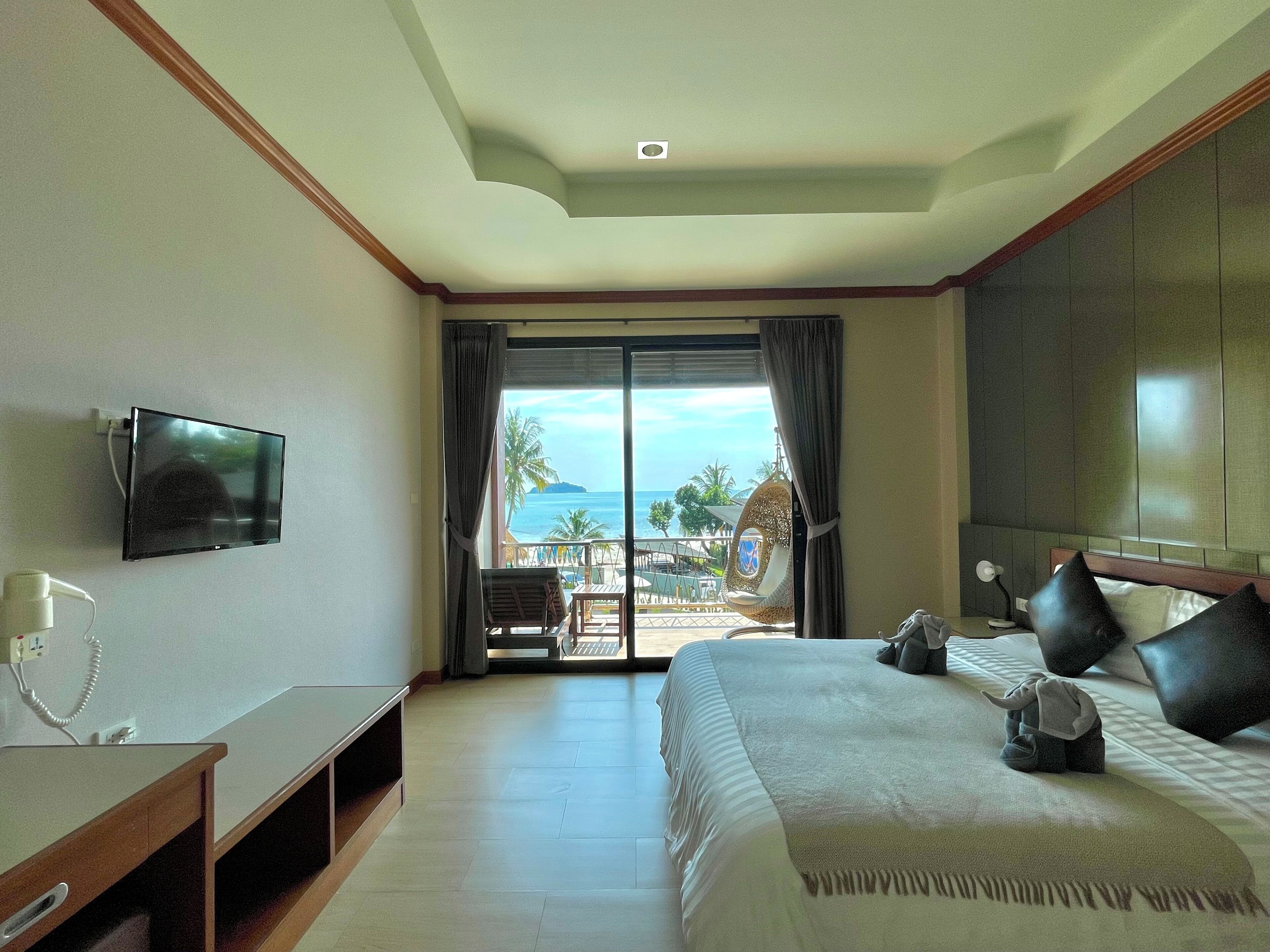 Superior Building Pool View | Minibar, brankas, dan meja kerja