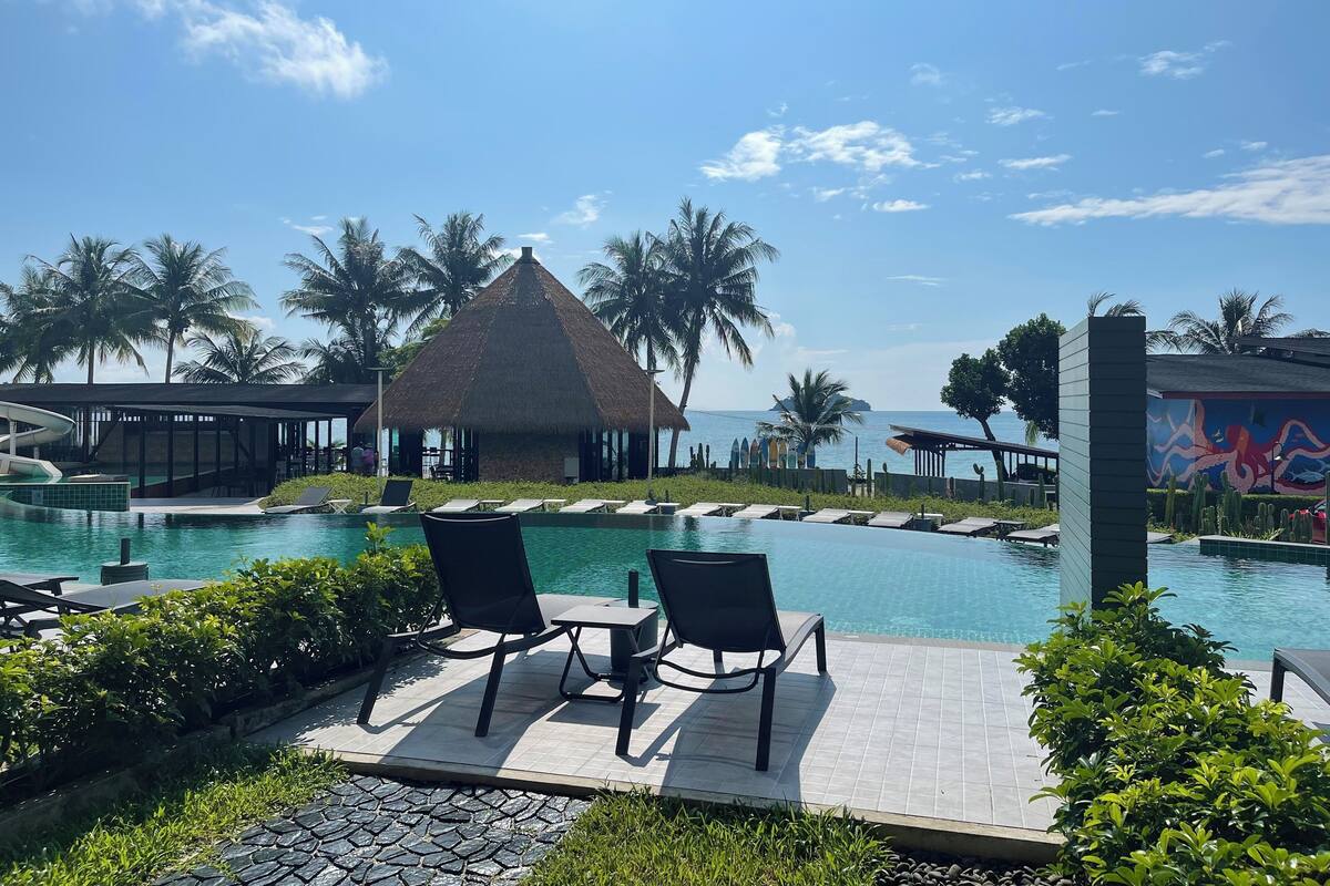 Superior Building Pool Access | ميني بار وخزنة داخل الغرفة ومكتب