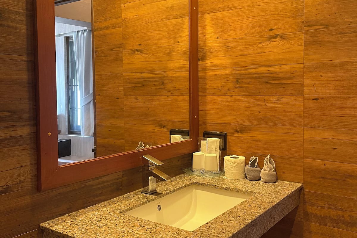 air con beach front bungalow 2 persons | bathroom | shower, free toiletries, towels