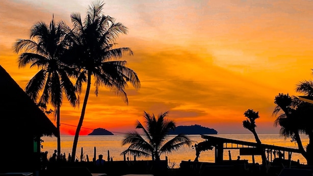 A resort with a pool, palm trees, and a sunset view. - Kaibae Beach Resort (Ko Chang)