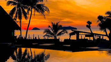 Hồ bơi ngoài trời