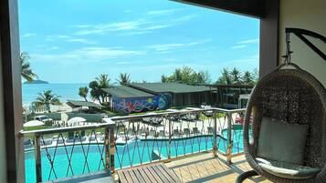 Superior Building Pool View | Vista desde la habitación