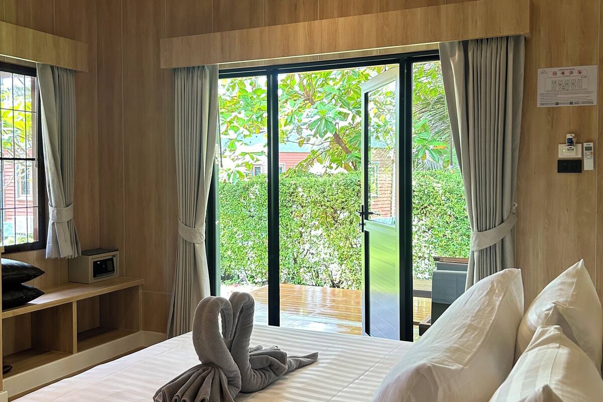 Air-Con Garden View (2 Persons) | ميني بار وخزنة داخل الغرفة ومكتب