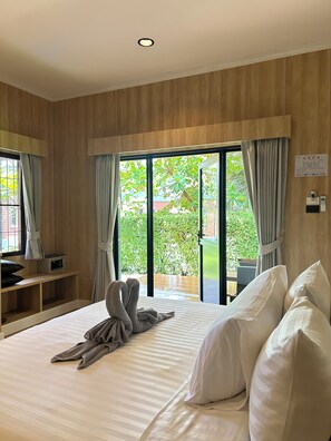 Minibar, caja de seguridad en la habitación y escritorio 