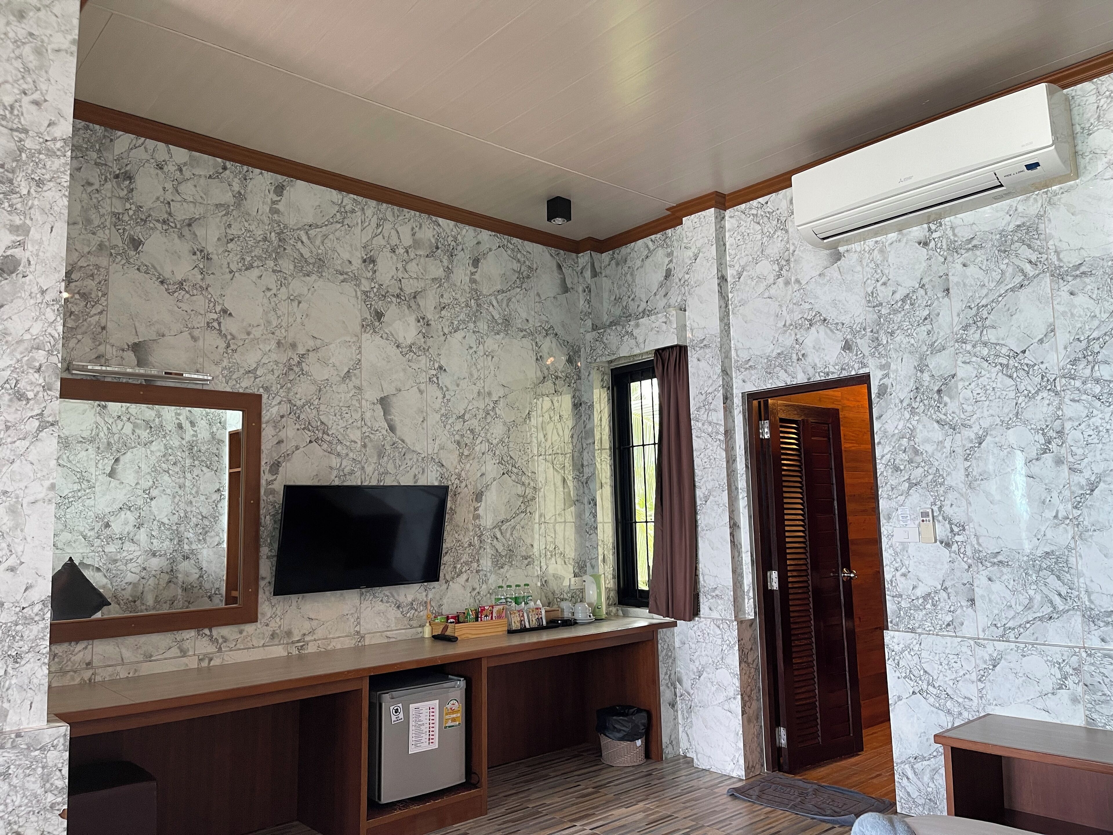 air-con beach front (4 persons) | room amenity