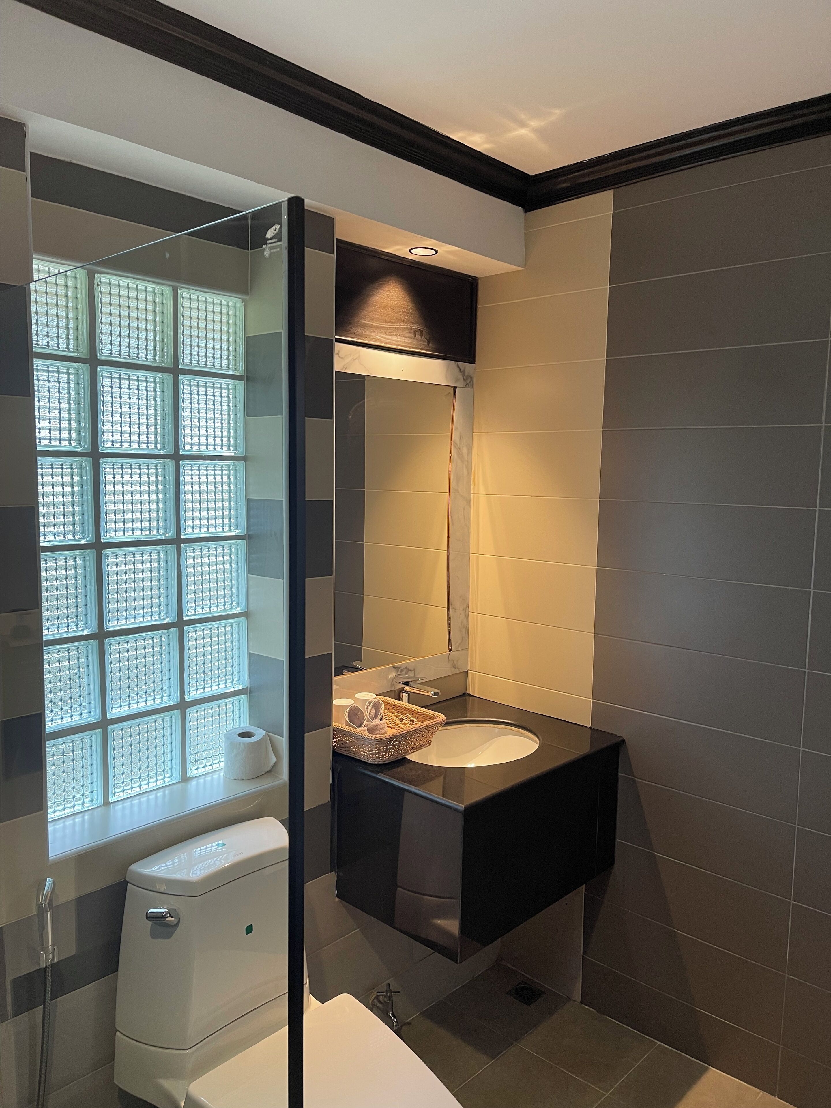 deluxe bungalow ( 2 persons) | bathroom | shower, free toiletries, towels