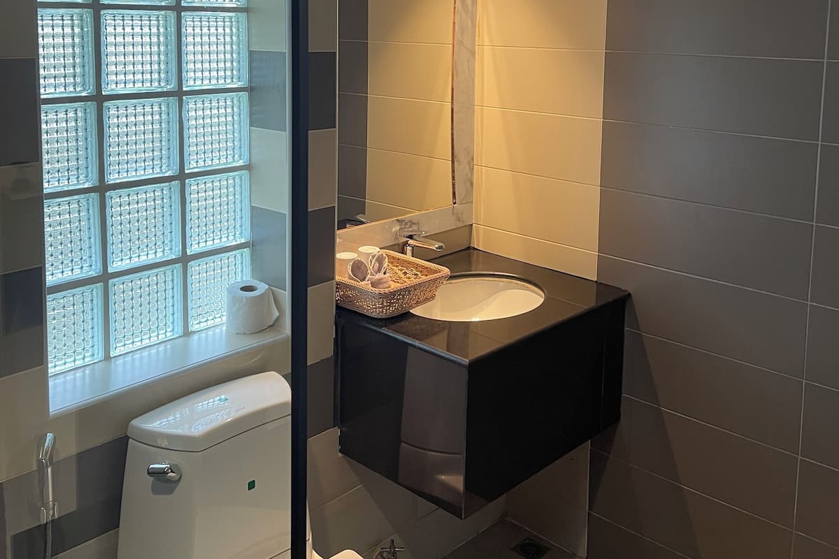 deluxe bungalow ( 2 persons) | bathroom | shower, free toiletries, towels