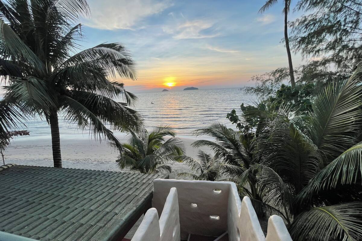 Air con beach front double room with sitting area 2 Persons | ميني بار وخزنة داخل الغرفة ومكتب