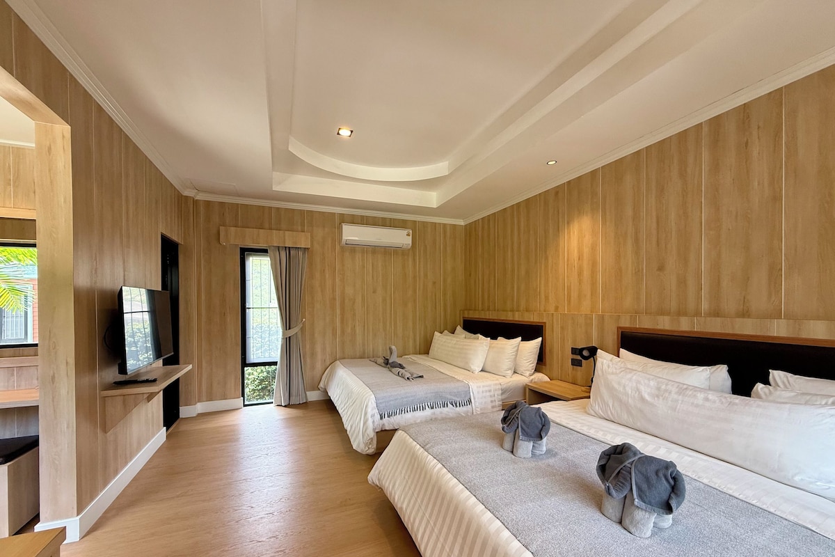 Air-Con Garden View ( 4 Person ) | 迷你吧、房內夾萬、書桌