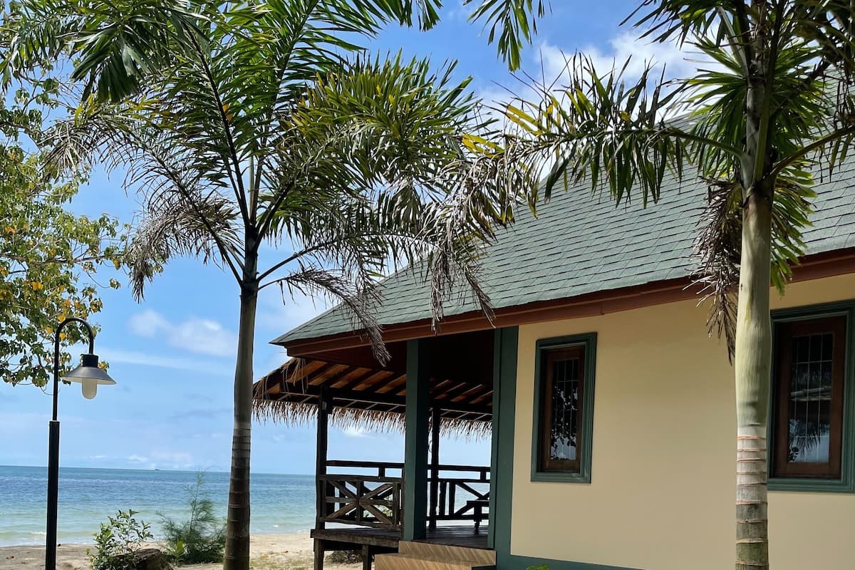 Air Con Beach Front Bungalow 2 Persons | ميني بار وخزنة داخل الغرفة ومكتب