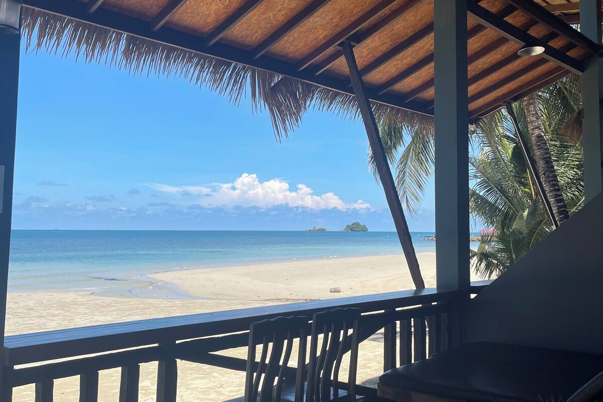 Air-Con Beach Front (4 persons) | إطلالة على البحر/الشاطئ