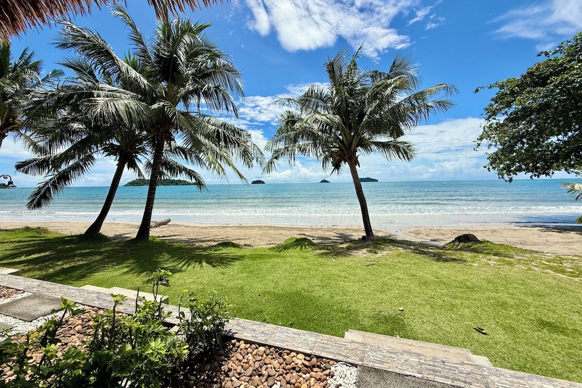 Room Air-Con Beach Front (2 persons) | 迷你吧、房內夾萬、書桌