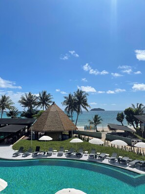Superior Building Pool View | Terrasse/Patio