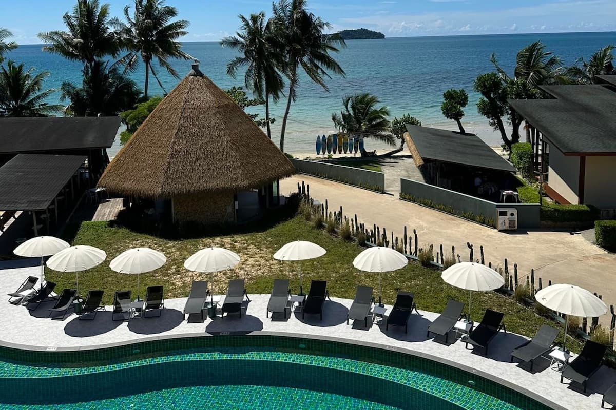 Superior Building Pool View | Minibar, caja fuerte, escritorio
