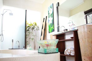 Familienvilla | Badezimmer | Duschwanne, kostenlose Toilettenartikel, Haartrockner, Hausschuhe