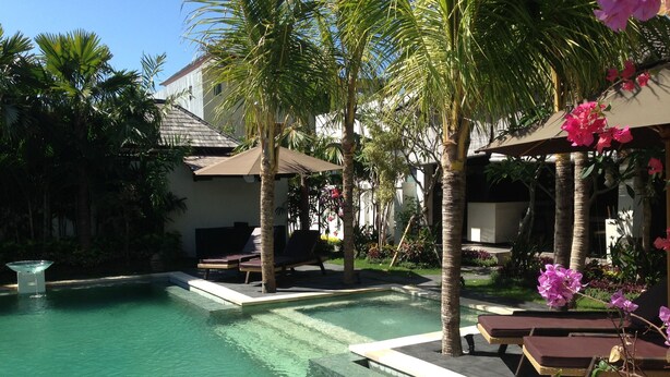 Una piscina al aire libre