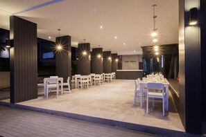 Petit déjeuner, déjeuner et dîner servis sur place, plats Cuisine thaï