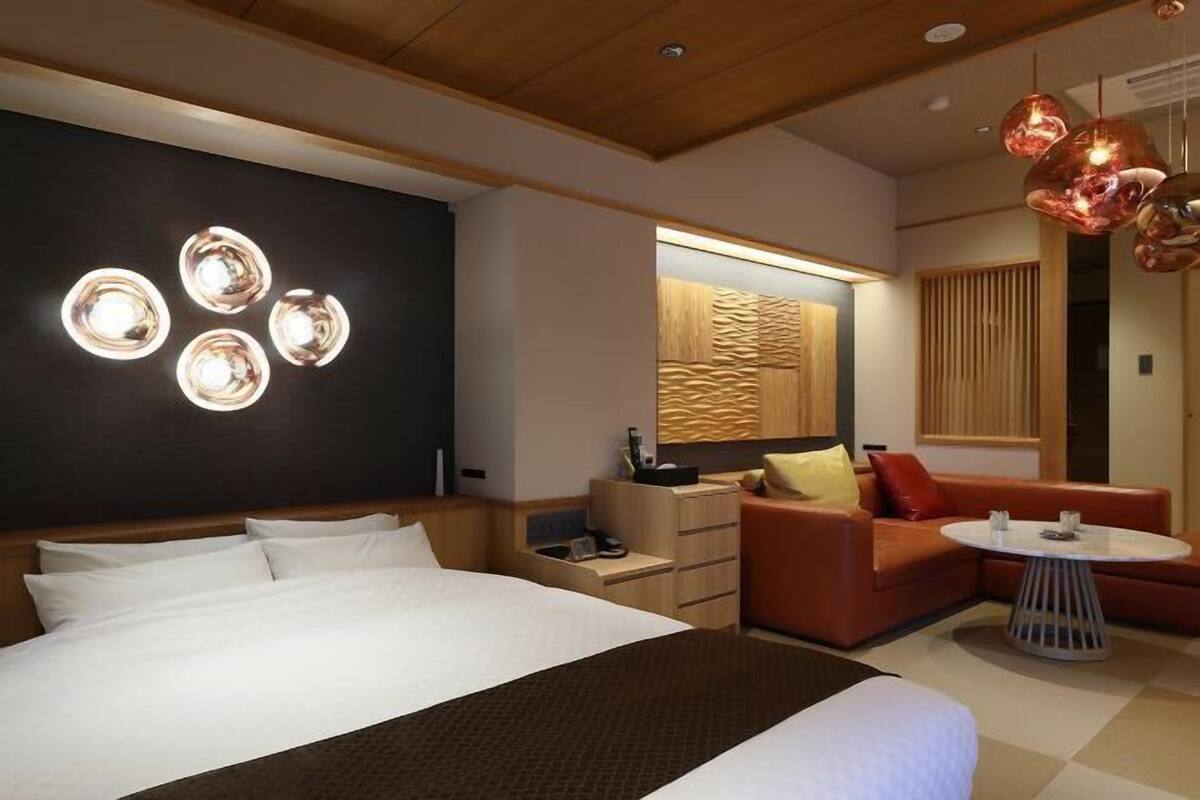 Minibar, caja de seguridad en la habitación y escritorio