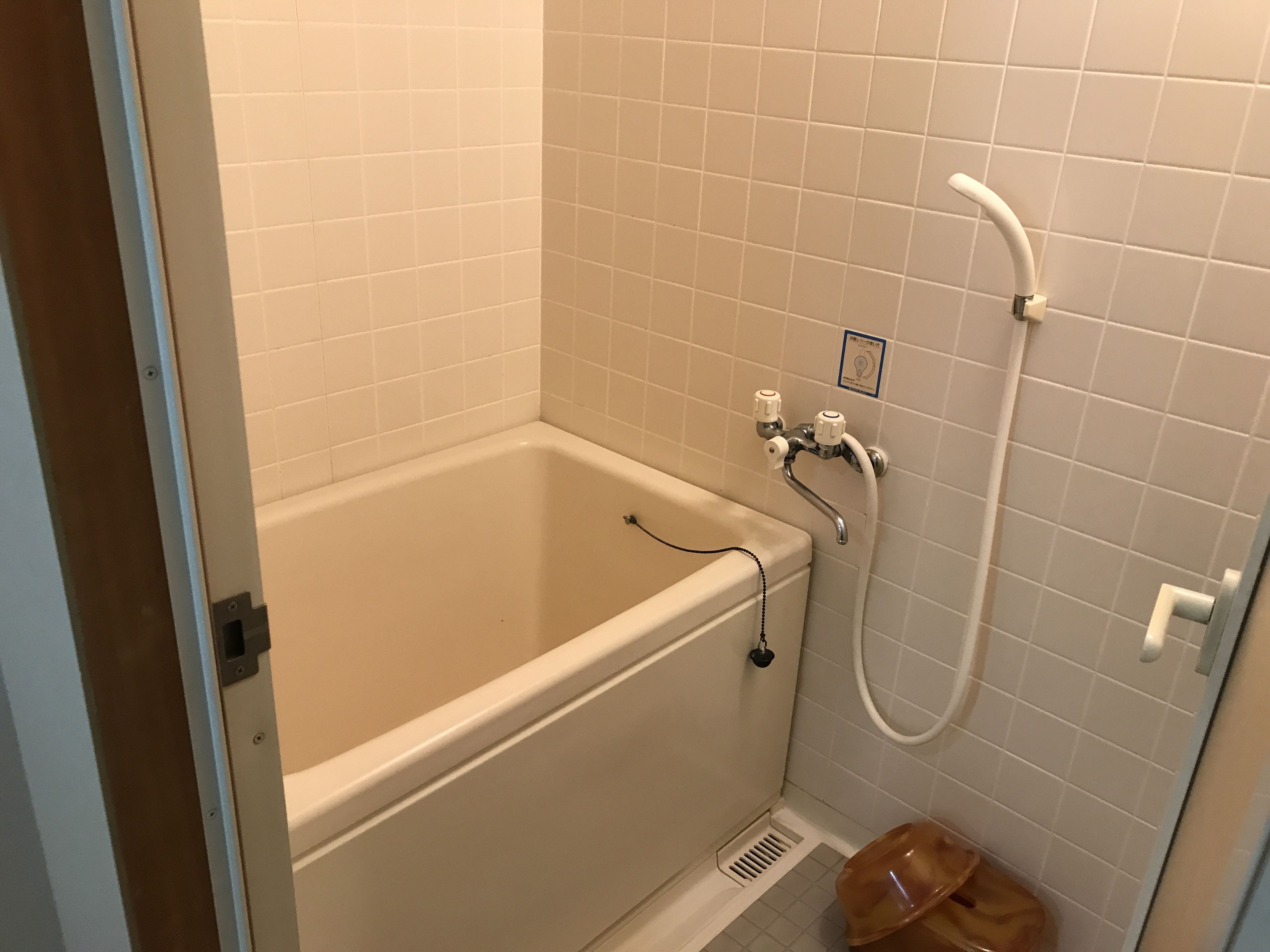 Kylpyhuone, jossa on kylpyamme, suihku ja wc.