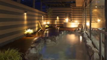 Bañera de hidromasaje al aire libre