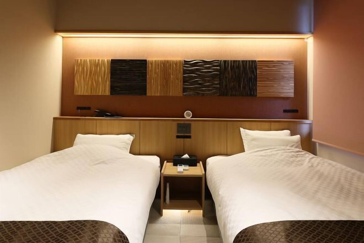 Minibar, caja de seguridad en la habitación y escritorio