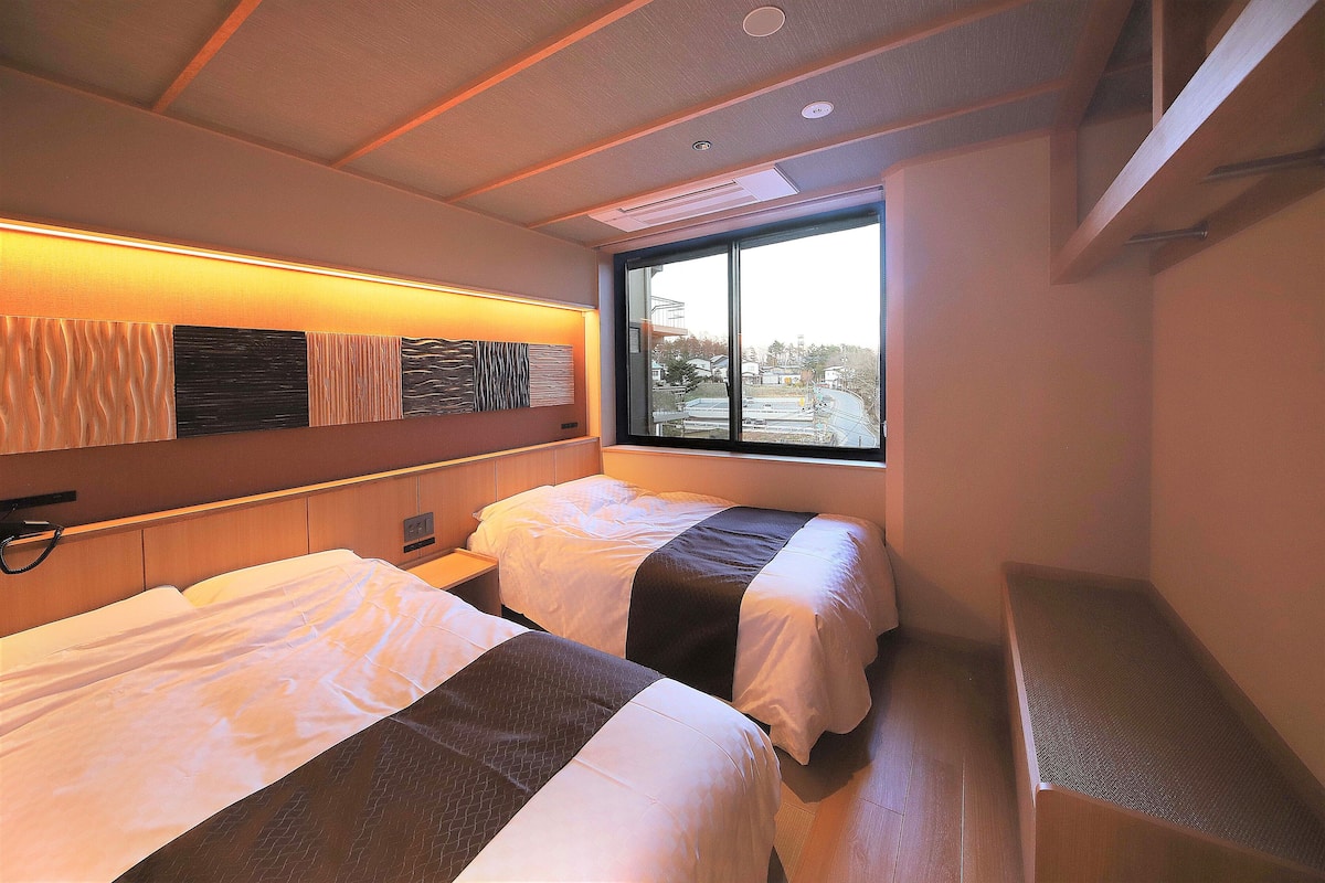 Deluxe Suite, Mountain View | Minibar, in-room safe, desk, laptop workspace