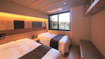 Deluxe Suite, Mountain View | Minibar, in-room safe, desk, laptop workspace