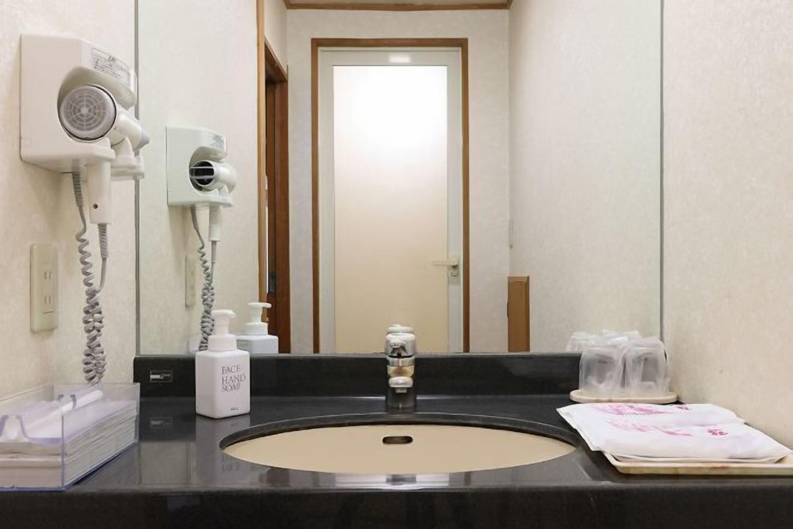 浴室 | 淋浴/盆浴组合、免费洗浴用品、吹风机、拖鞋