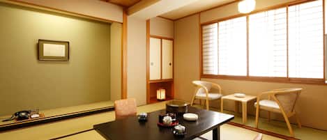 Minibar, caja de seguridad en la habitación y escritorio