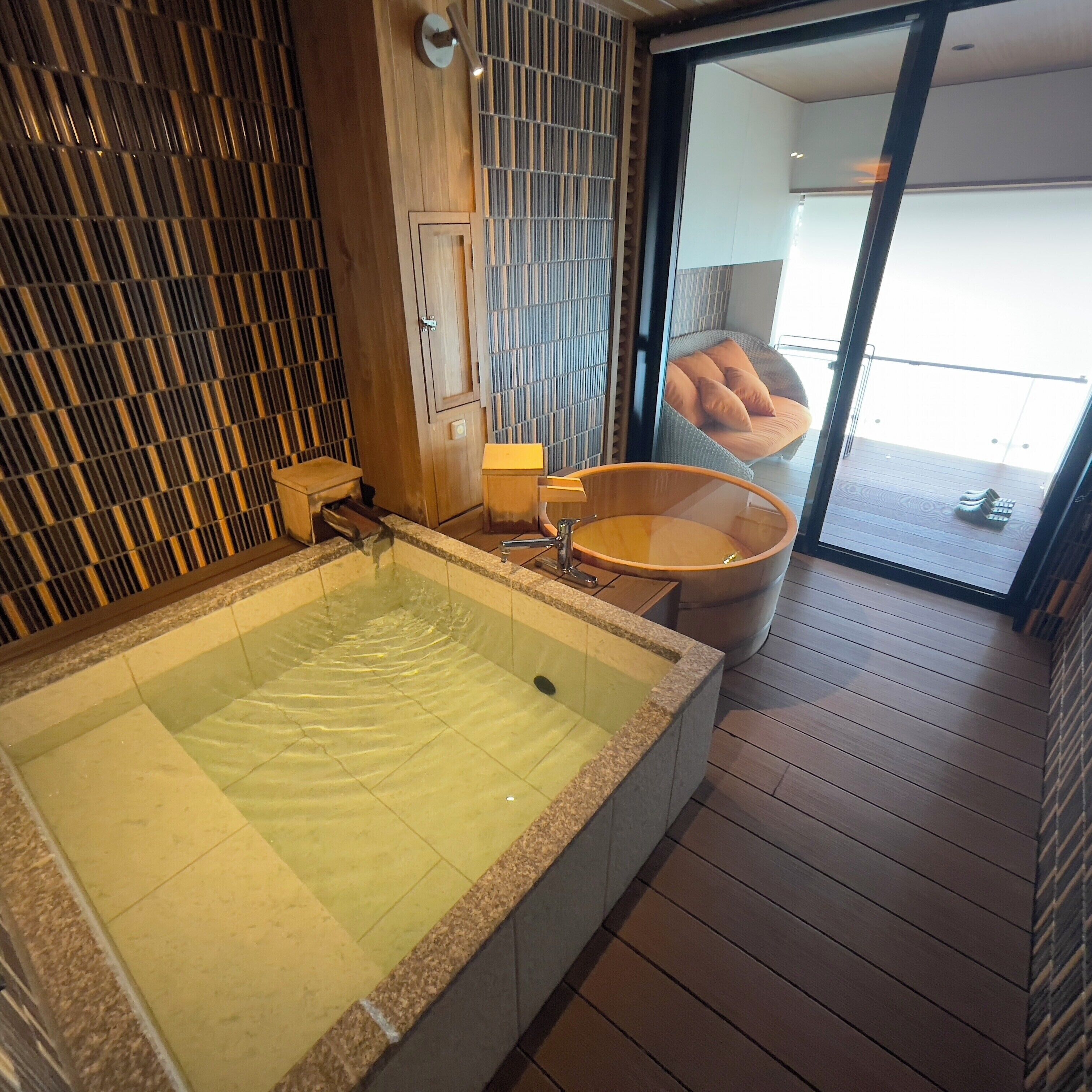 Deluxe Room | Bathroom | Combined shower/tub, free toiletries, hair dryer, slippers