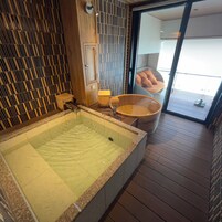 Habitación Deluxe | Baño | Ducha y bañera combinadas y artículos de higiene personal gratuitos