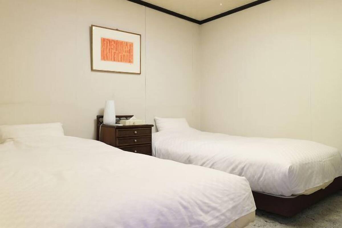 Minibar, caja de seguridad en la habitación y escritorio