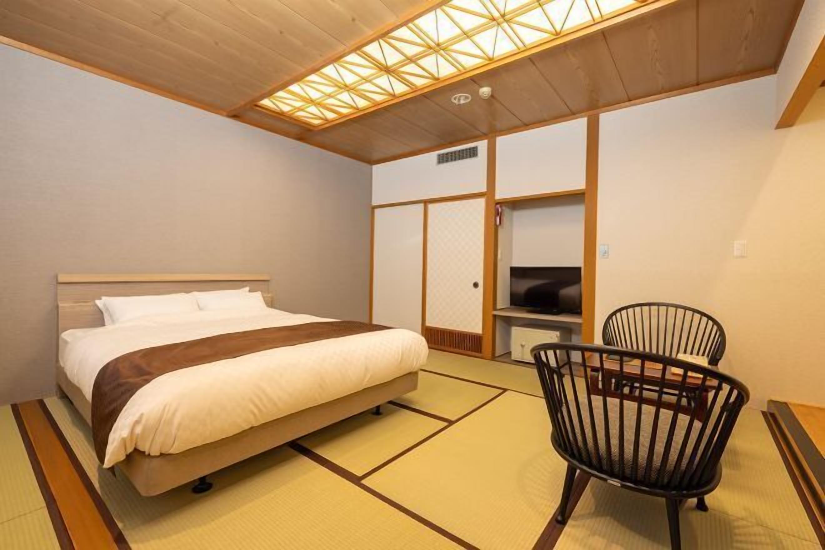 迷你吧、客房內保險箱、書桌、筆電工作空間