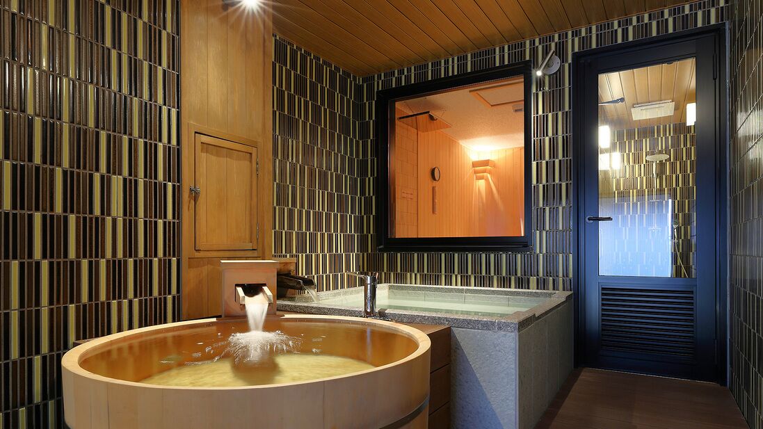 Un baño moderno con una bañera de madera grande, un lavabo y un espejo.