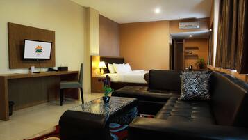 Luksus-værelse | Opholdsområde | 32-tommers fladskærms-tv med satellitkanaler, tv