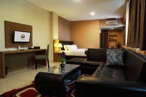 Luxury Room | Living area | 32-inch flat-screen TV with satellite channels, TV