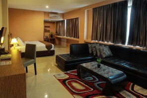 Luxury Room | Living area | 32-inch flat-screen TV with satellite channels, TV