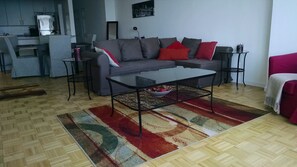 Luxury Apartment, 2 Bedrooms, Kitchen, City View | Living area