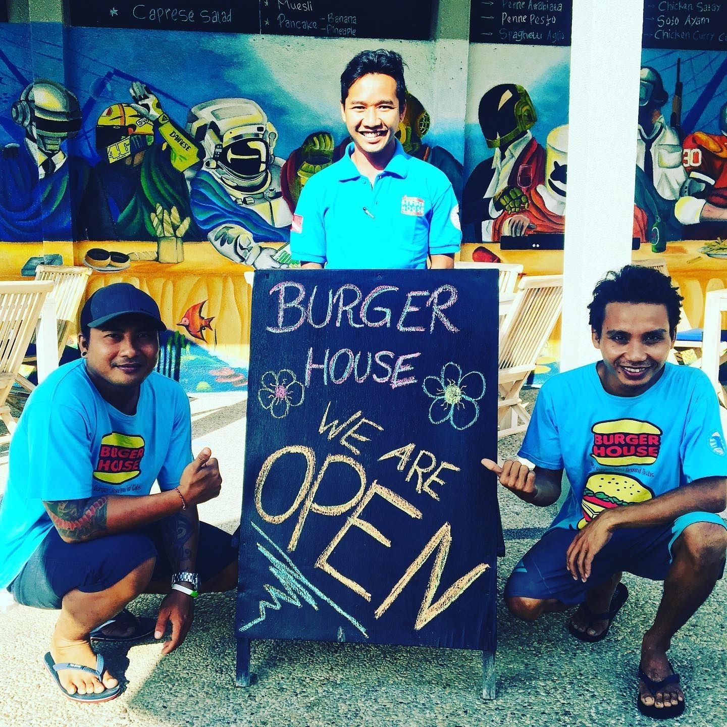 breakfast, lunch, dinner served; international cuisine