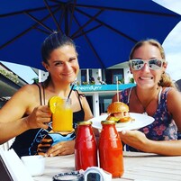 Café da manhã, almoço e jantar; culinária internacional 