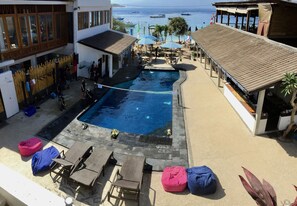 Outdoor pool, sun loungers - Dream Divers (Gili Trawangan)