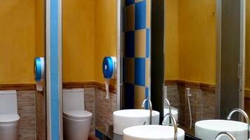 Mixed Dormitory | Badezimmer | Haartrockner