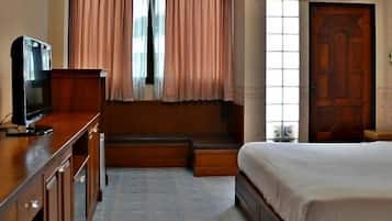Private Room Ensuite | In-room safe, iron/ironing board, rollaway beds, free WiFi