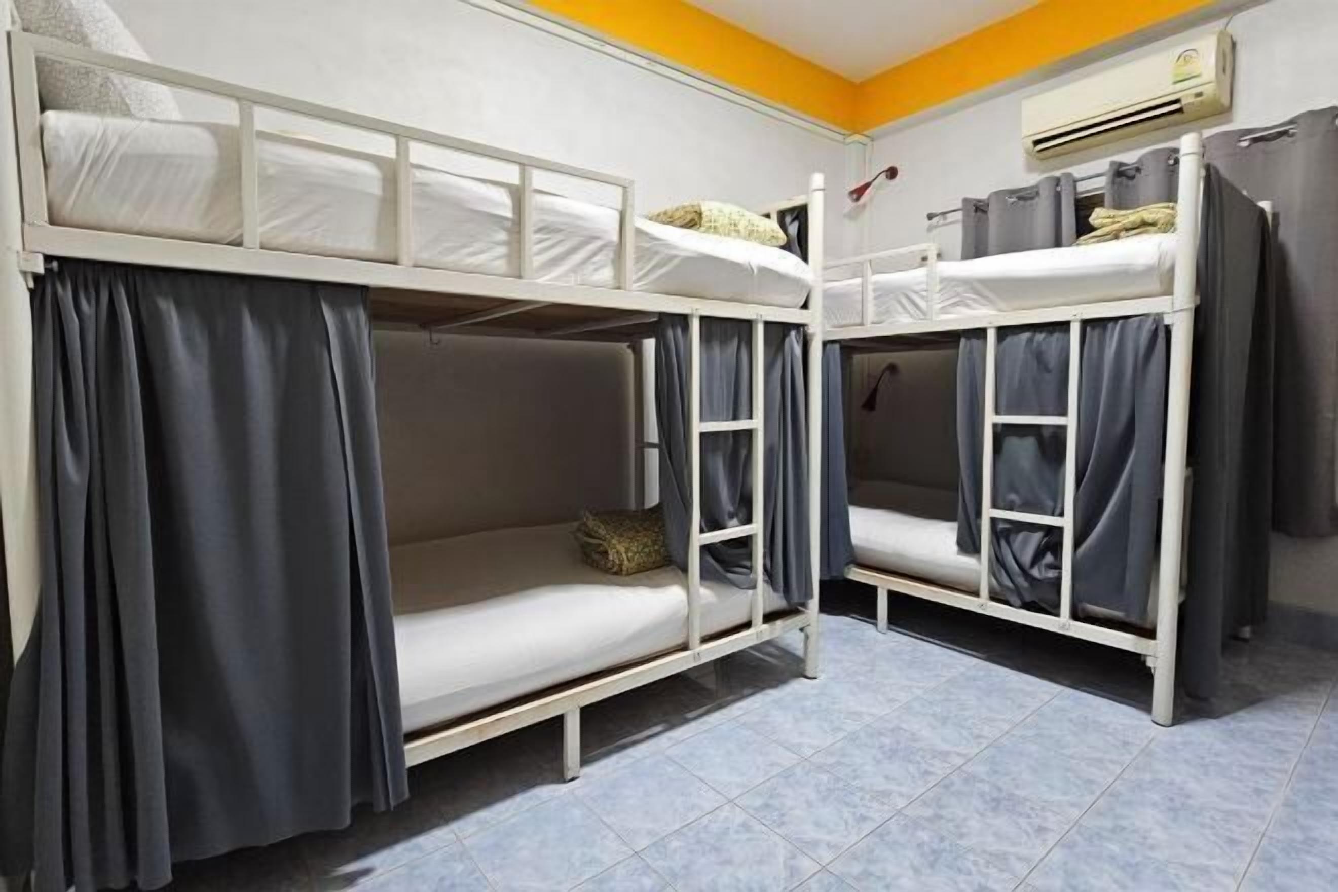 Caja fuerte, tabla de planchar con plancha, camas supletorias