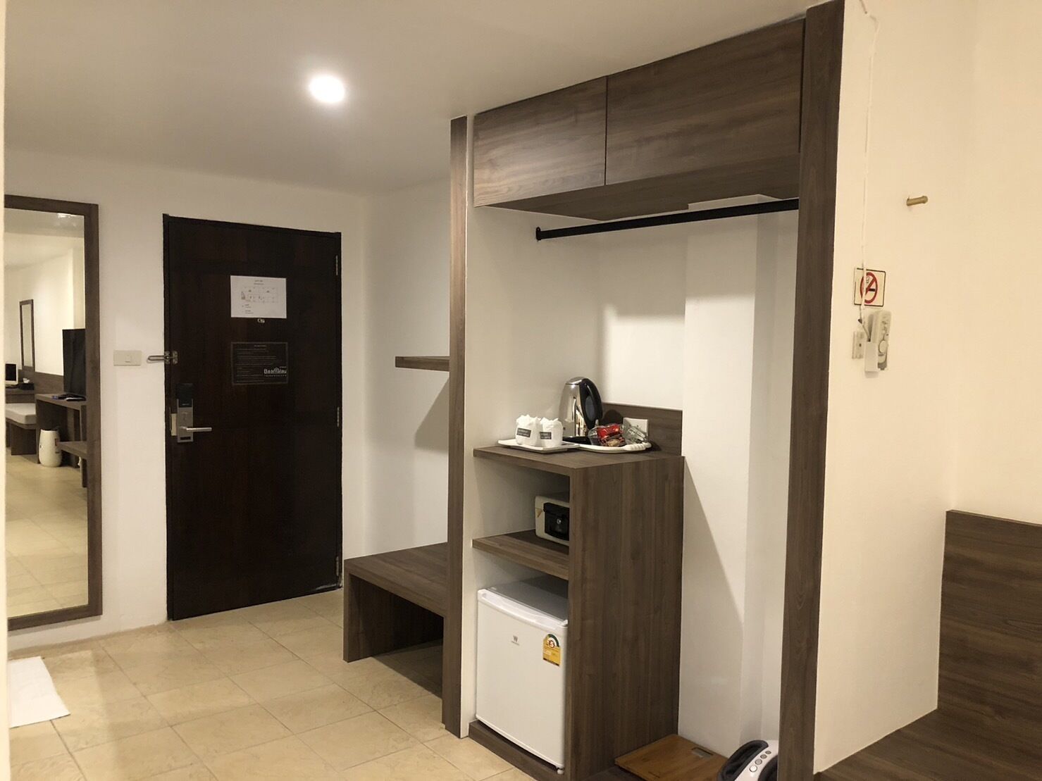 family room | in-room safe, desk, free wifi