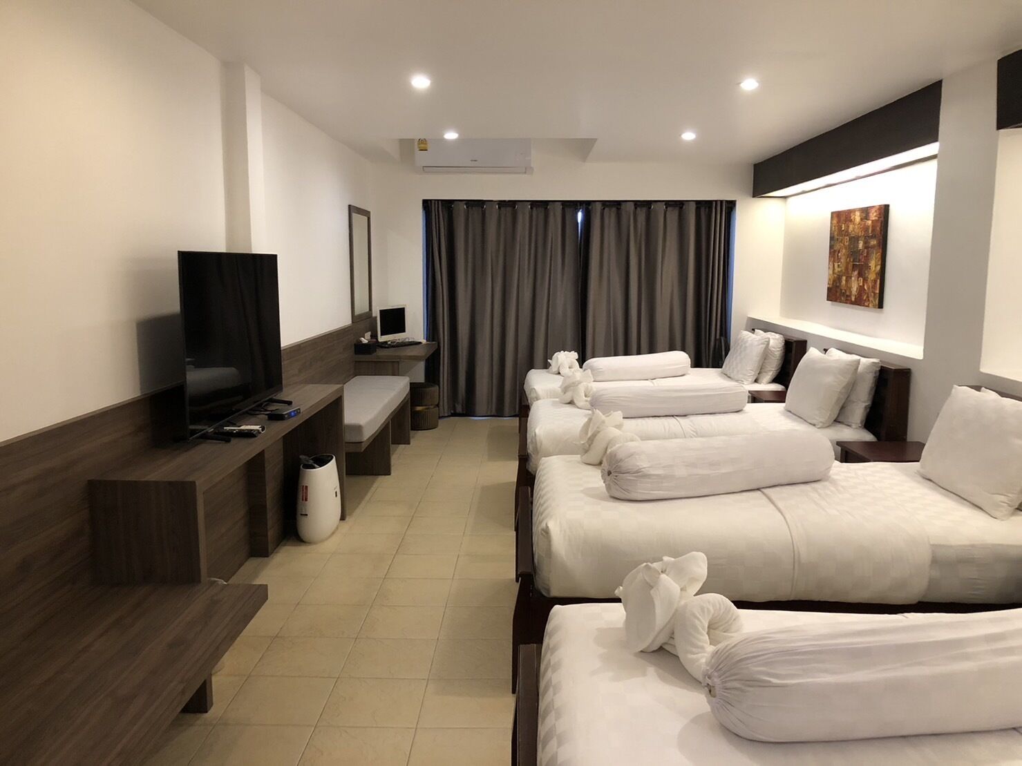 family room | in-room safe, desk, free wifi